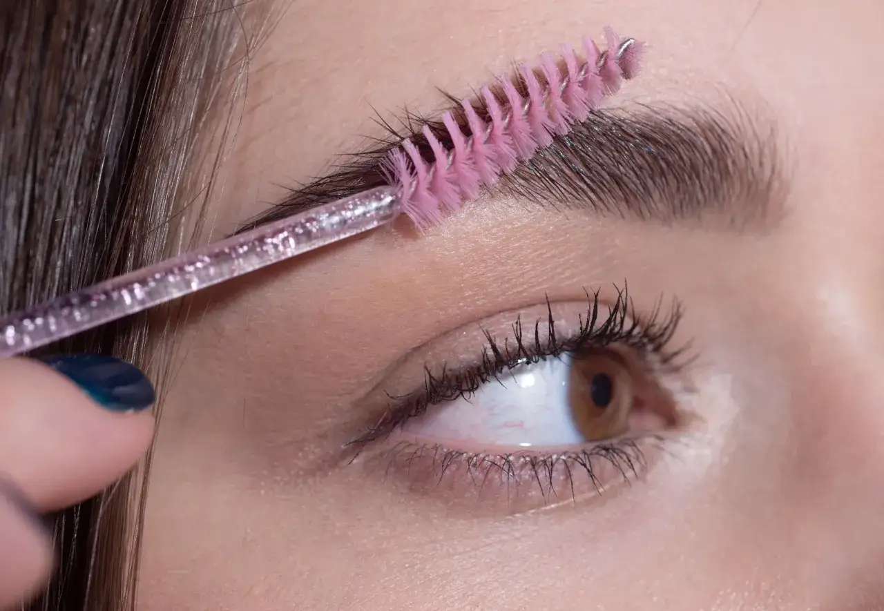 Szczoteczka do brwi czesze włoski. Zastanawiasz się, ile kosztuje laminacja brwi?