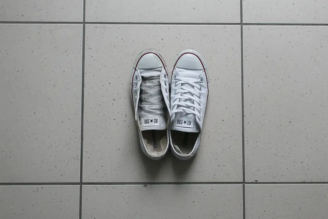 por&oacute;wnanie koszt&oacute;w naprawy but&oacute;w a nowe buty