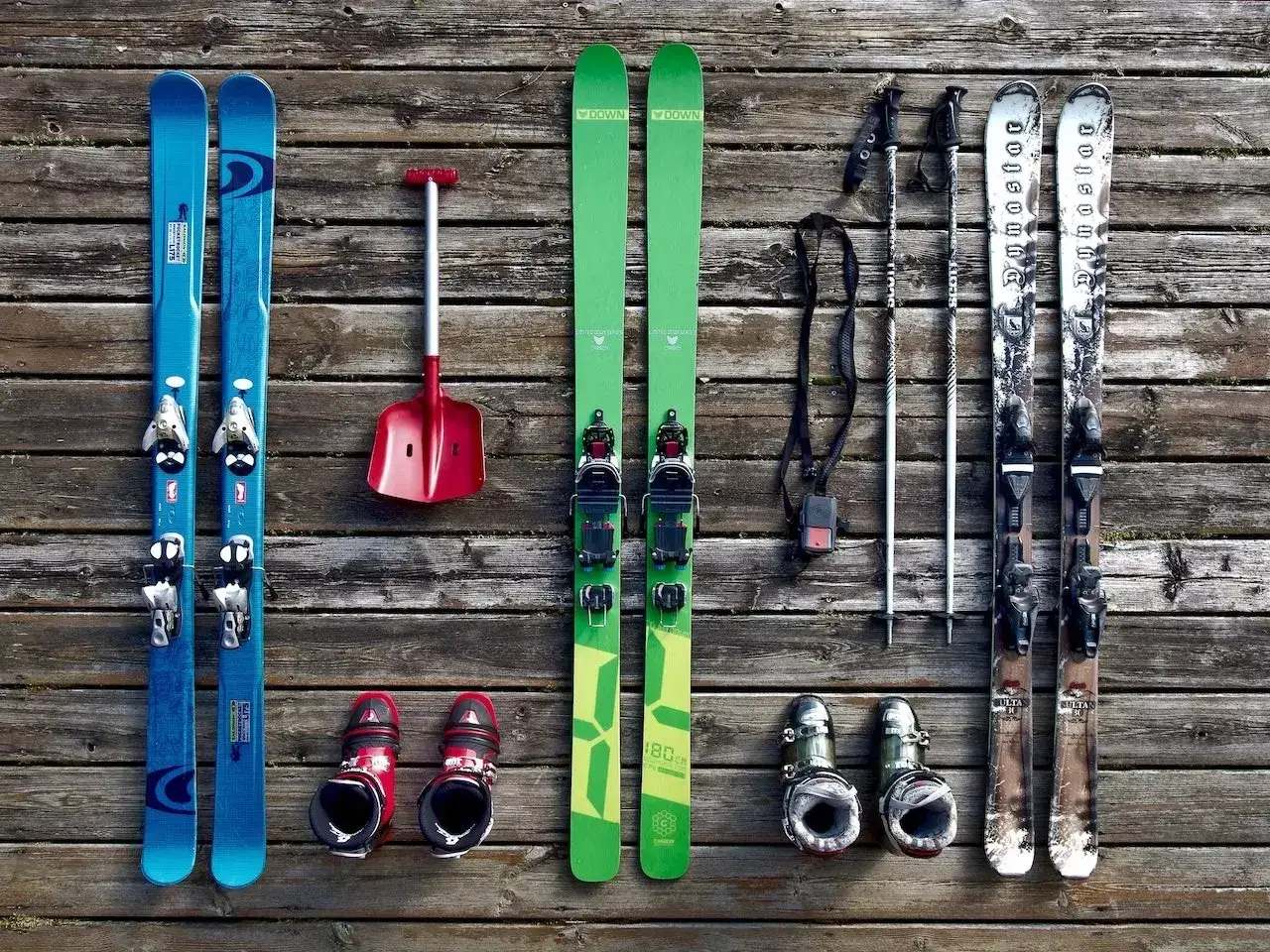 narty all-round vs all-mountain por&oacute;wnanie r&oacute;żnice