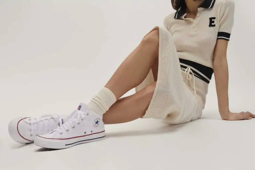 Białe długie skarpety do sneakersów i szortów stylizacje