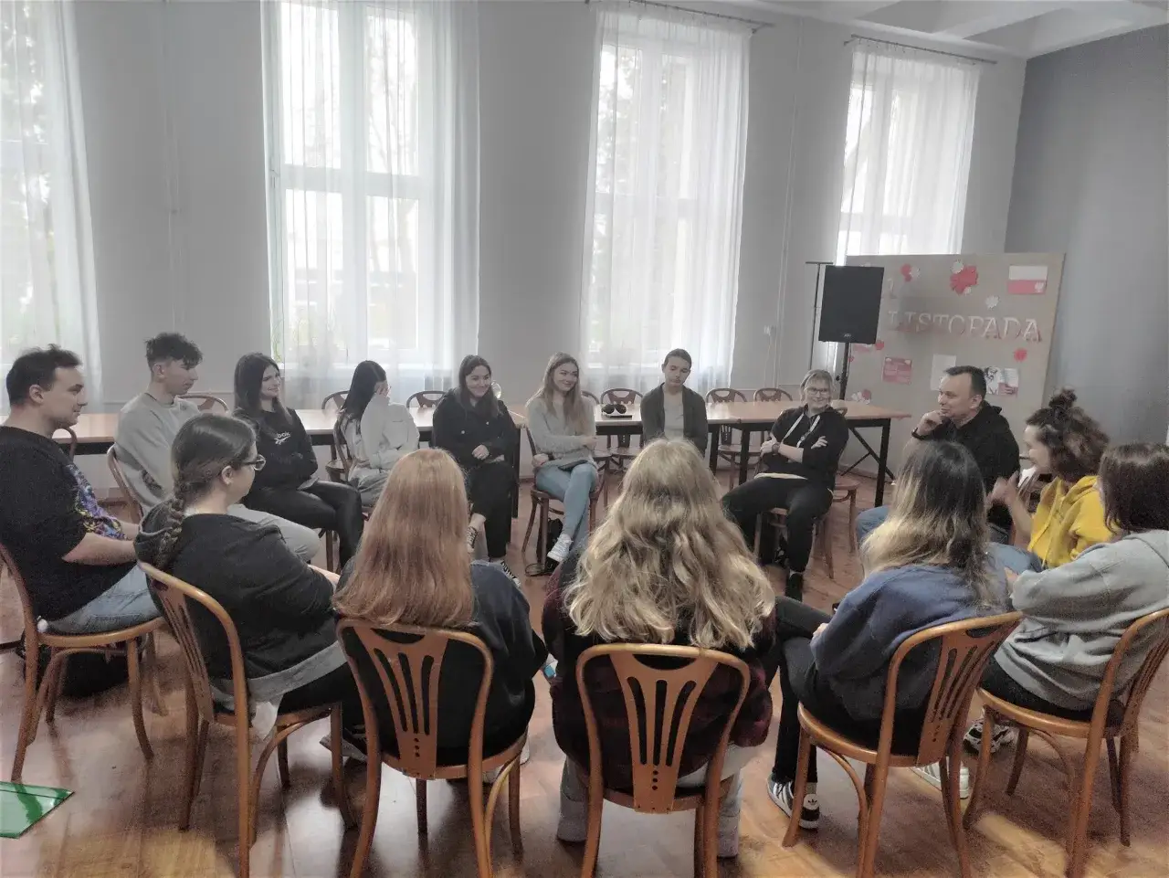 pedagog szkolny prowadzący warsztaty profilaktyczne dla młodzieży