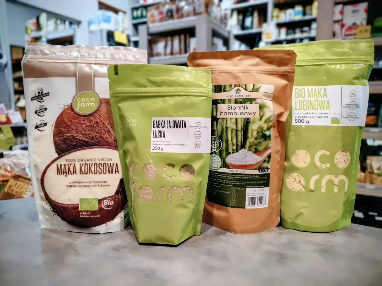 Mąka kokosowa i alternatywy: babka jajowata, błonnik bambusowy, mąka łubinowa.