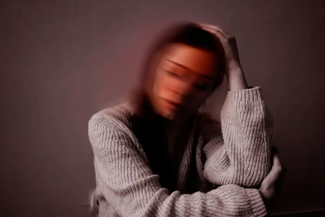 osoba zamyślona, smutek vs depresja