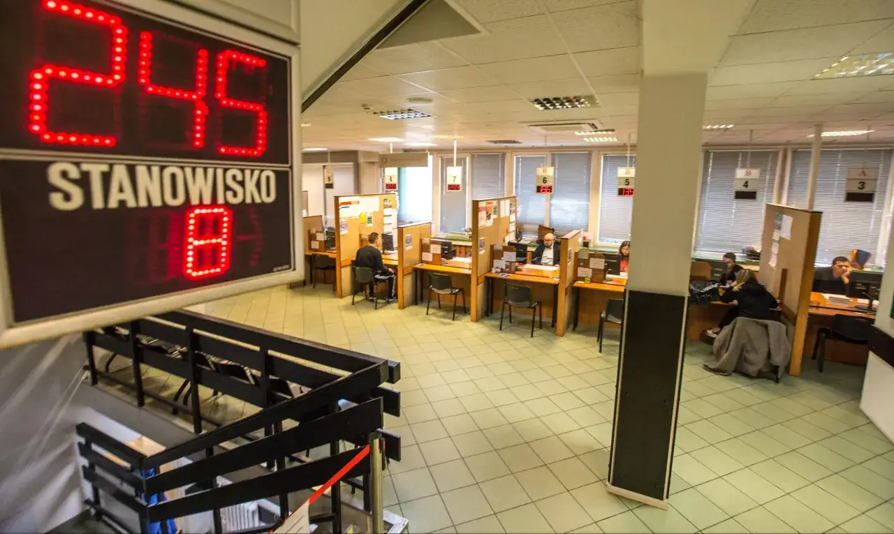 Cyfrowy wyświetlacz pokazuje numer 245, a poniżej 