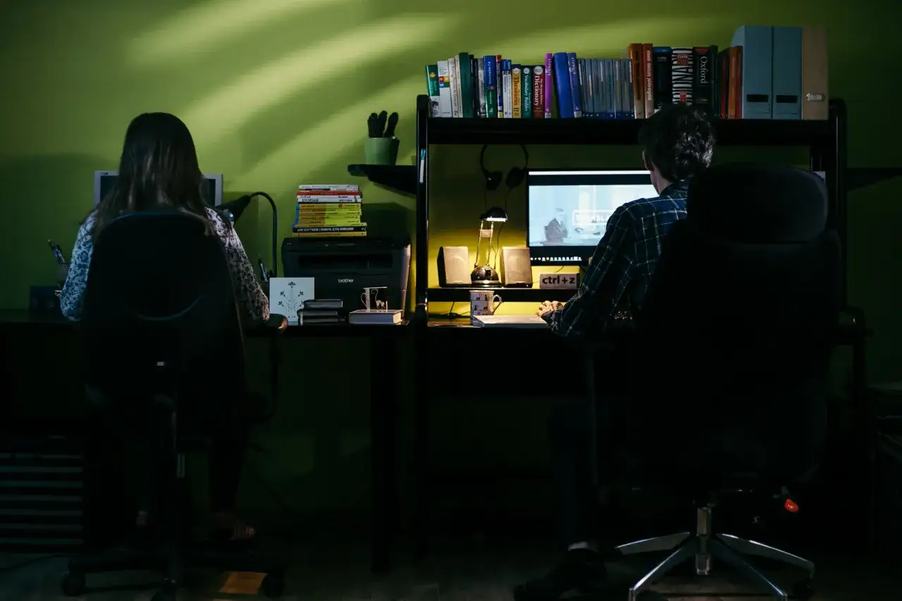 tłumacz przy pracy biurko słowniki