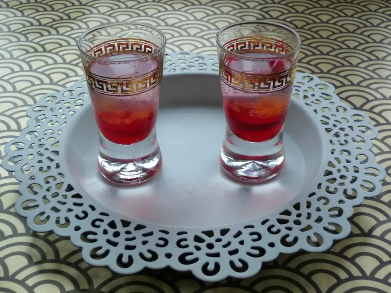 Dwa kieliszki z kolorowym drinkiem, przypominającym 