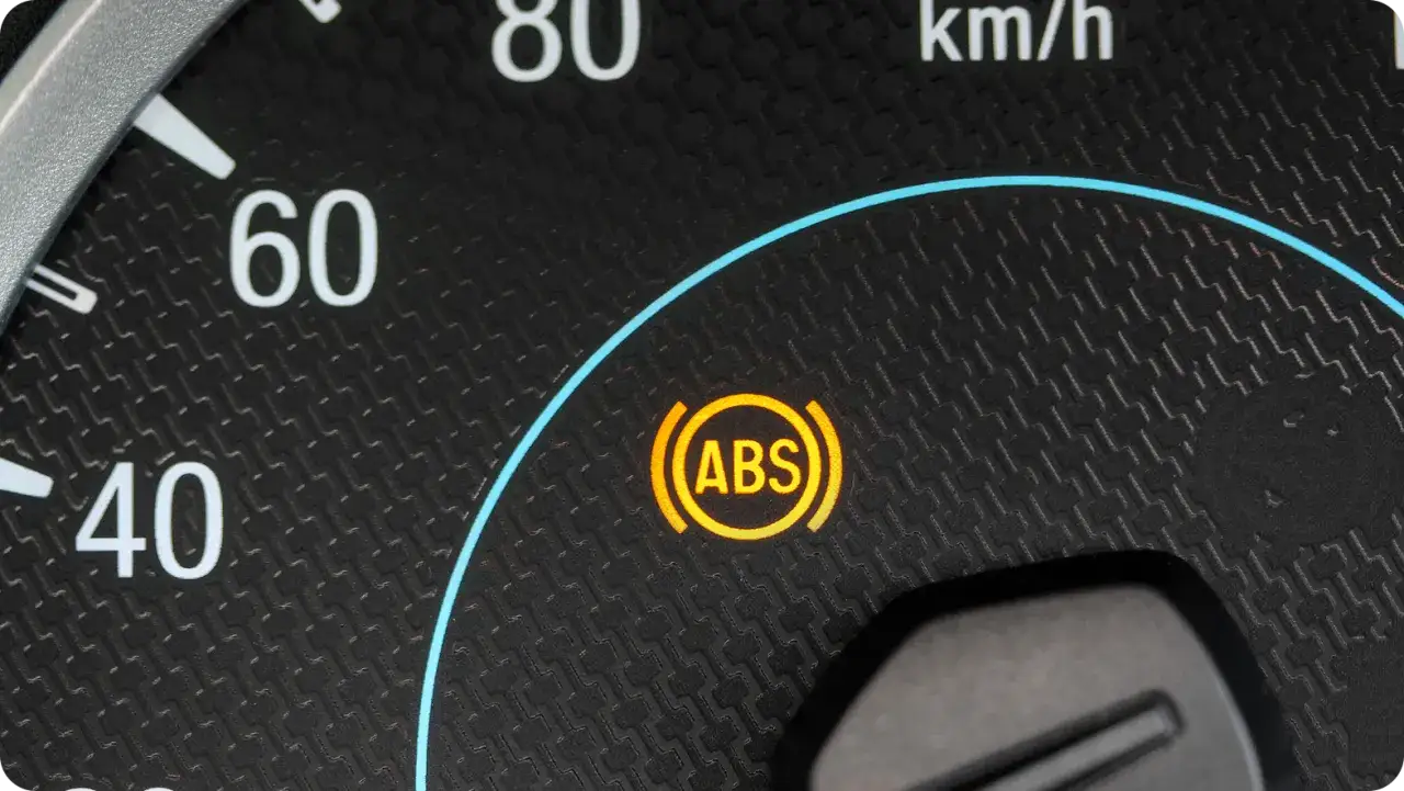 Pomarańczowa kontrolka ABS na desce rozdzielczej sygnalizuje objawy uszkodzonego czujnika ABS w tylnym kole.