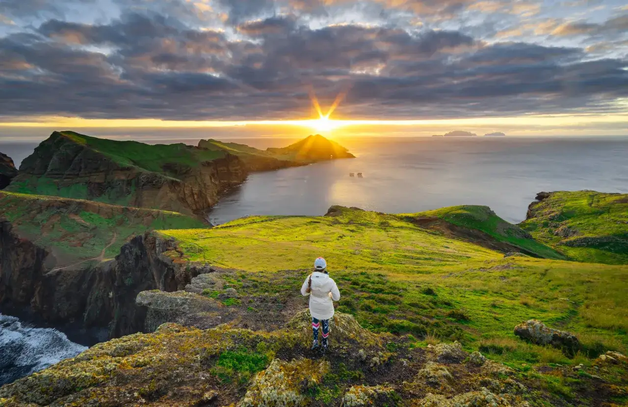 Widok na wybrzeże Madery o wschodzie słońca. Styczeń, a pogoda dopisuje, tworząc malowniczy krajobraz.
