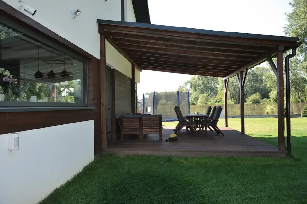 Koszty budowy tarasu drewnianego i z kostki