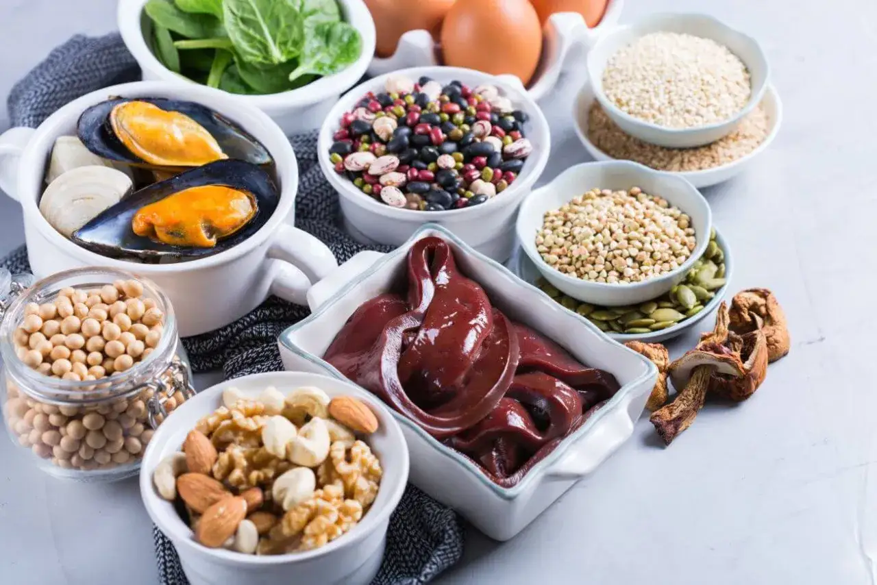 Składniki diety bogatej w żelazo: wątr&oacute;bka, szpinak, fasola, soczewica, owoce morza, orzechy, nasiona, jaja.