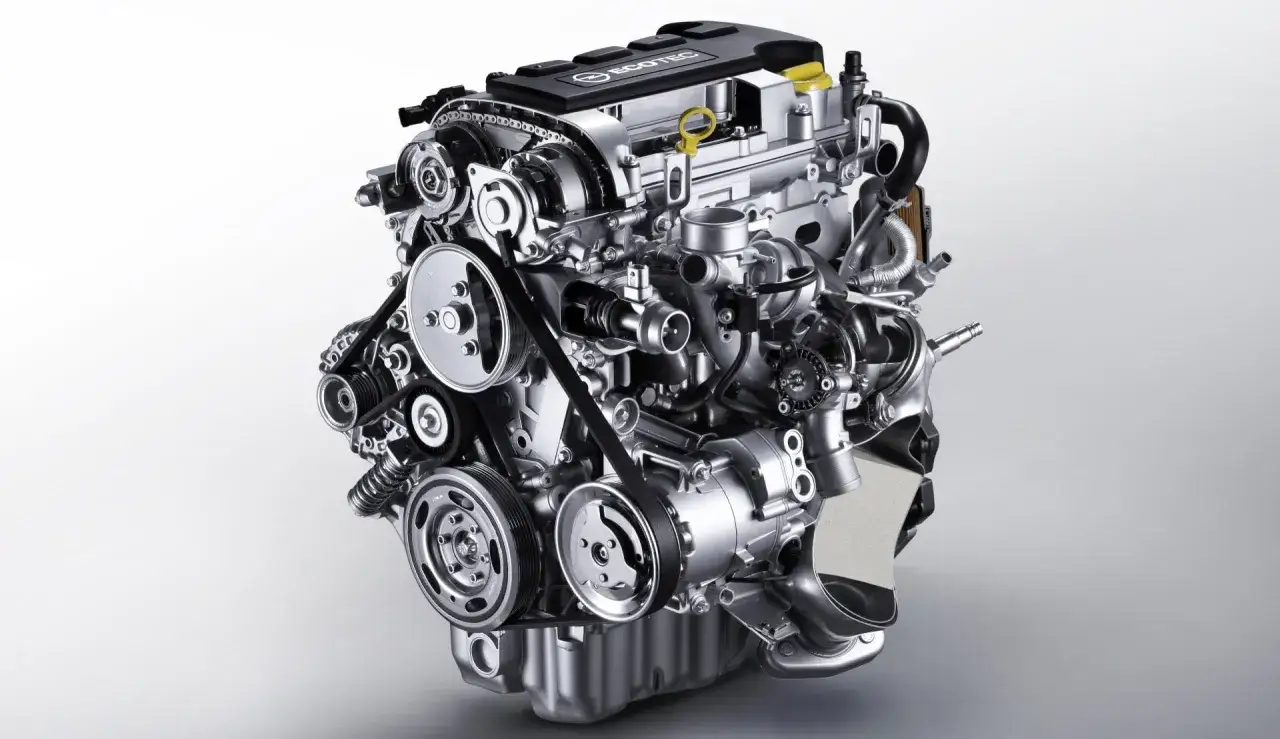 Silnik Ecotec, serce Opla Astry J 1.4 Turbo, z widocznym turbosprężarką i paskiem napędowym.