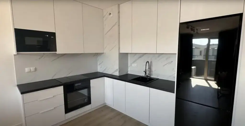 inspiracje podłoga biała kuchnia czarny blat