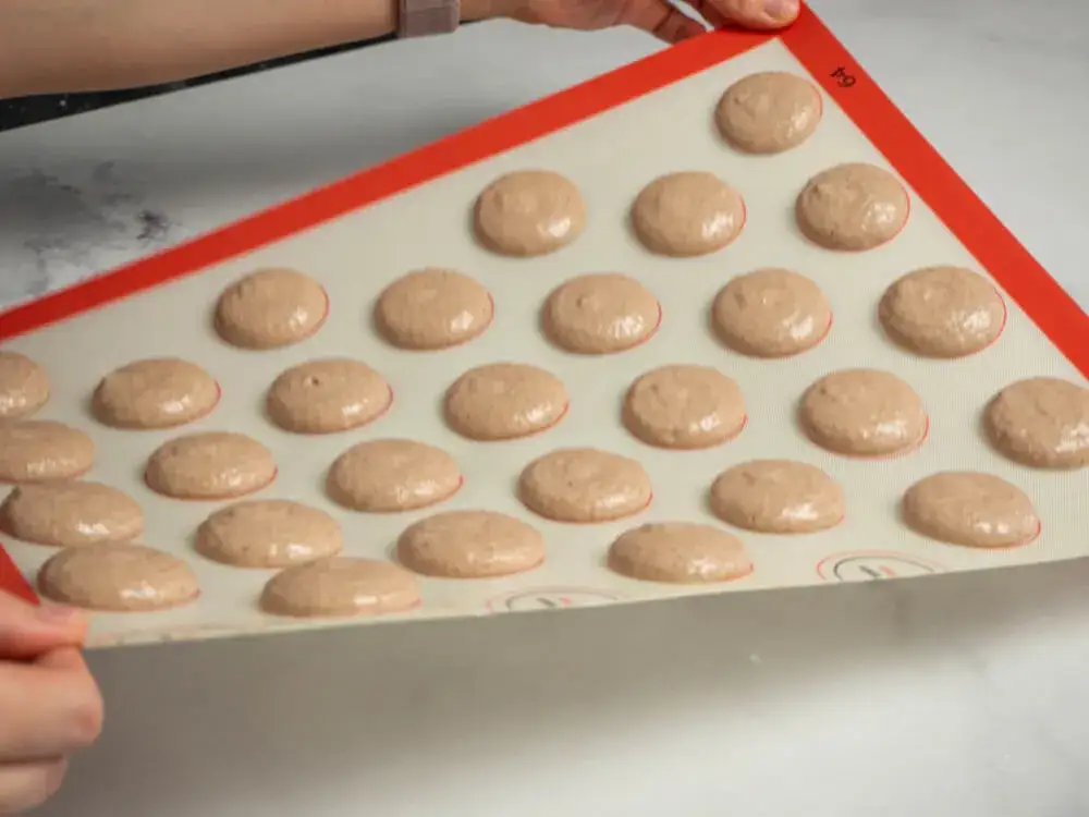 Idealne makaroniki na macie silikonowej przed pieczeniem