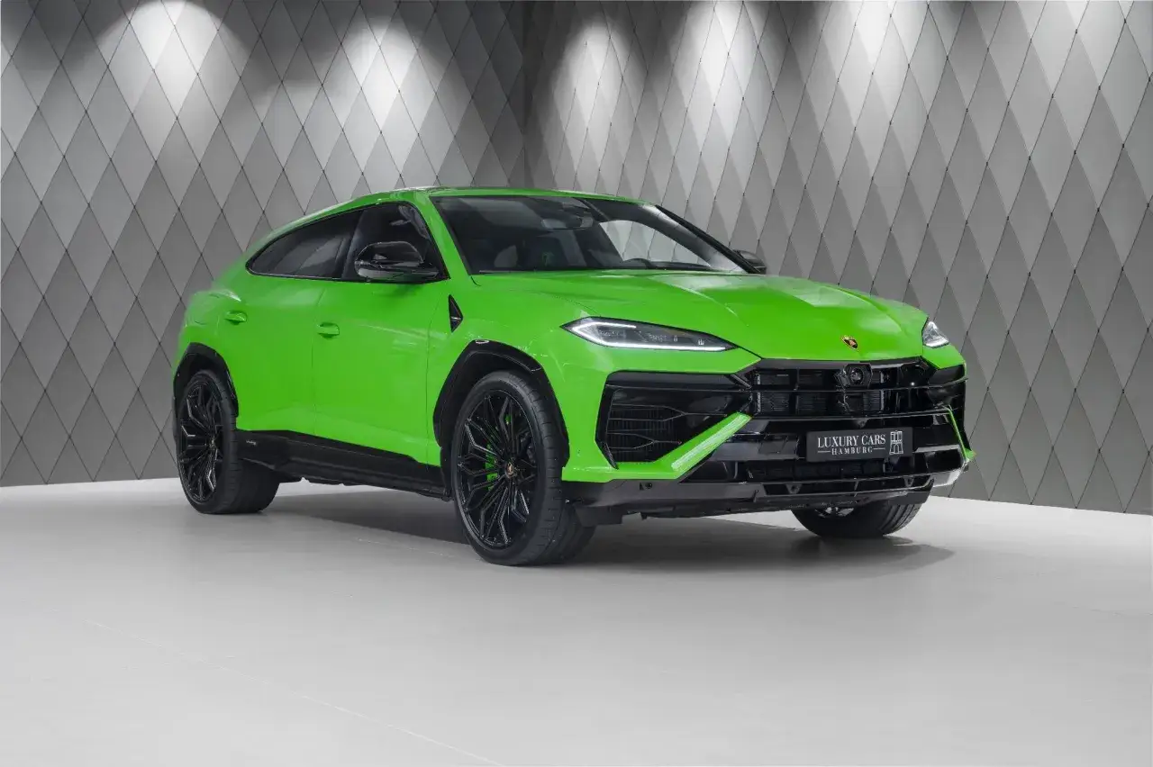 Jaskrawozielone Lamborghini Urus na czarnych felgach. Zastanawiasz się, ile kosztuje najnowsze Lamborghini?