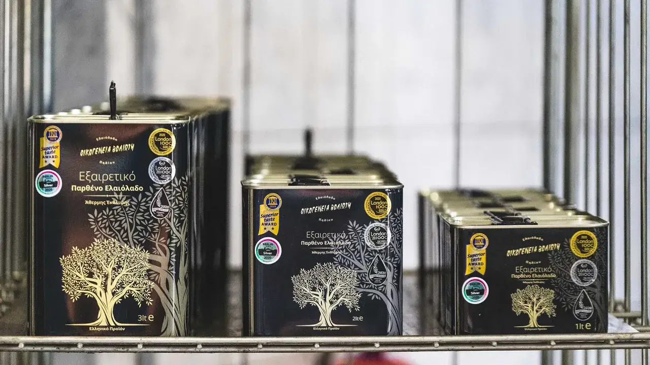 porównanie butelka ciemna, przezroczysta, puszka oliwa