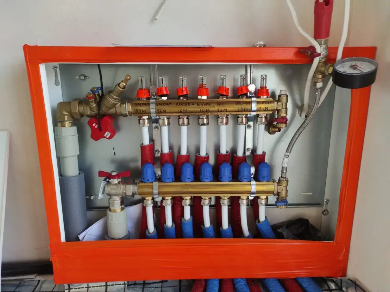 Rozdzielacz podłogówki: salon 30 m2 ma 100m pętli, kuchnia 16m, łazienka 95m. Instalacja gotowa do pracy.