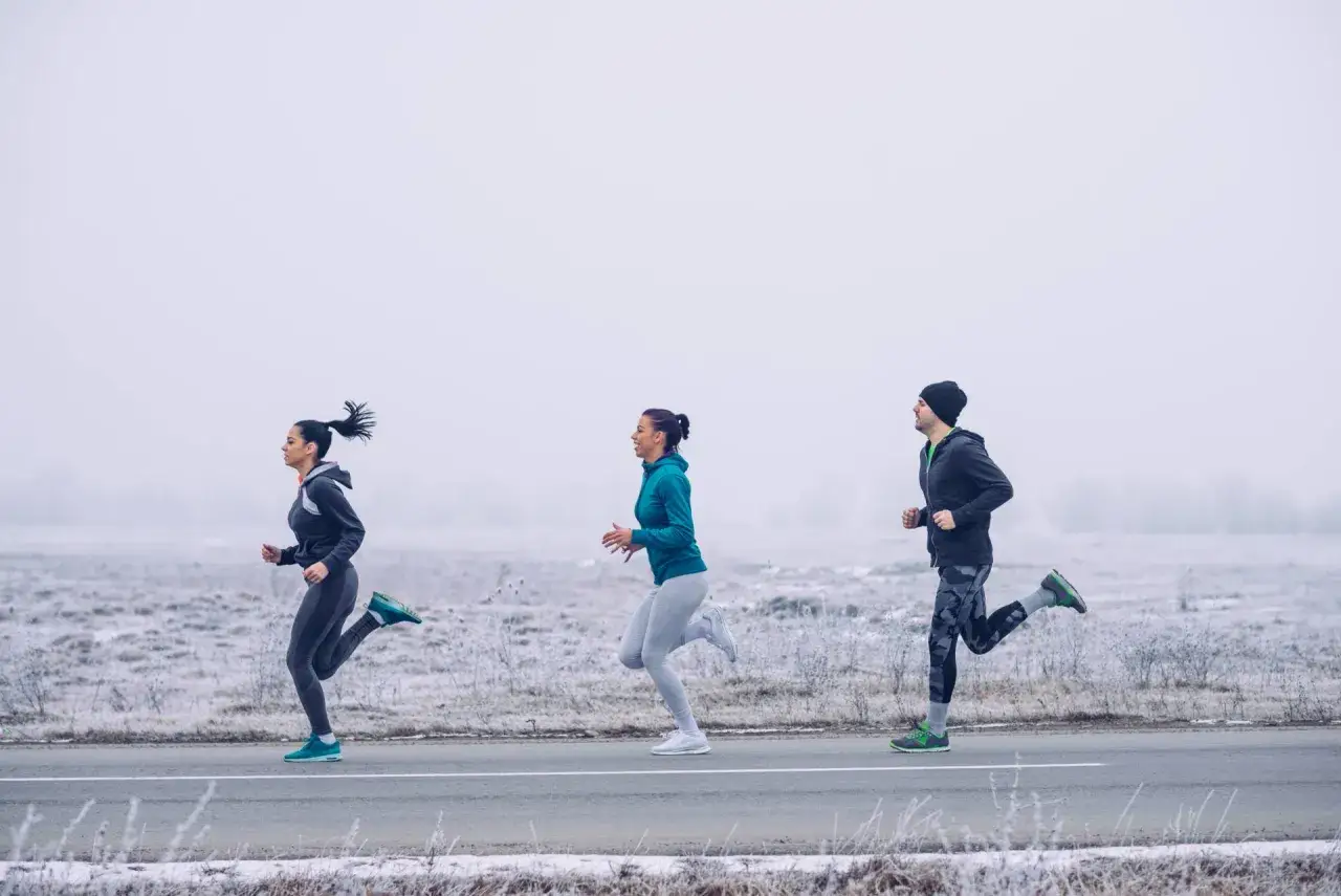 biegacz w zimie oddychający przez buff