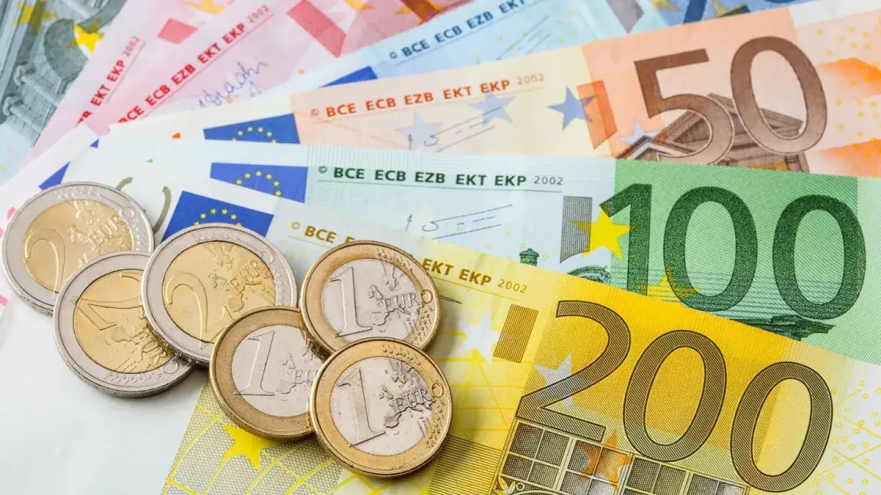 Banknoty i monety euro, potwierdzające, że we Francji jest euro.