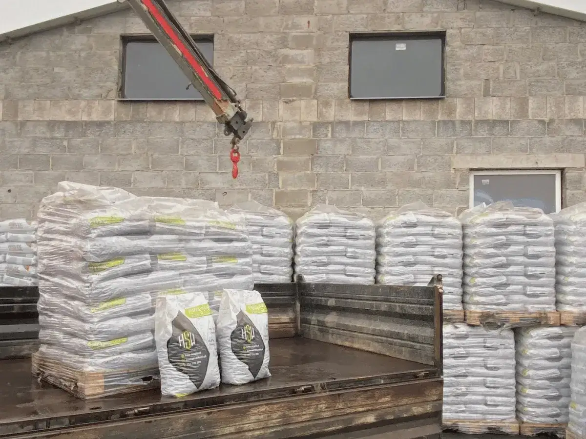 Duże sterty worków z ekogroszkiem czekają na załadunek. Czy samorządy będą sprzedawać ekogroszek?