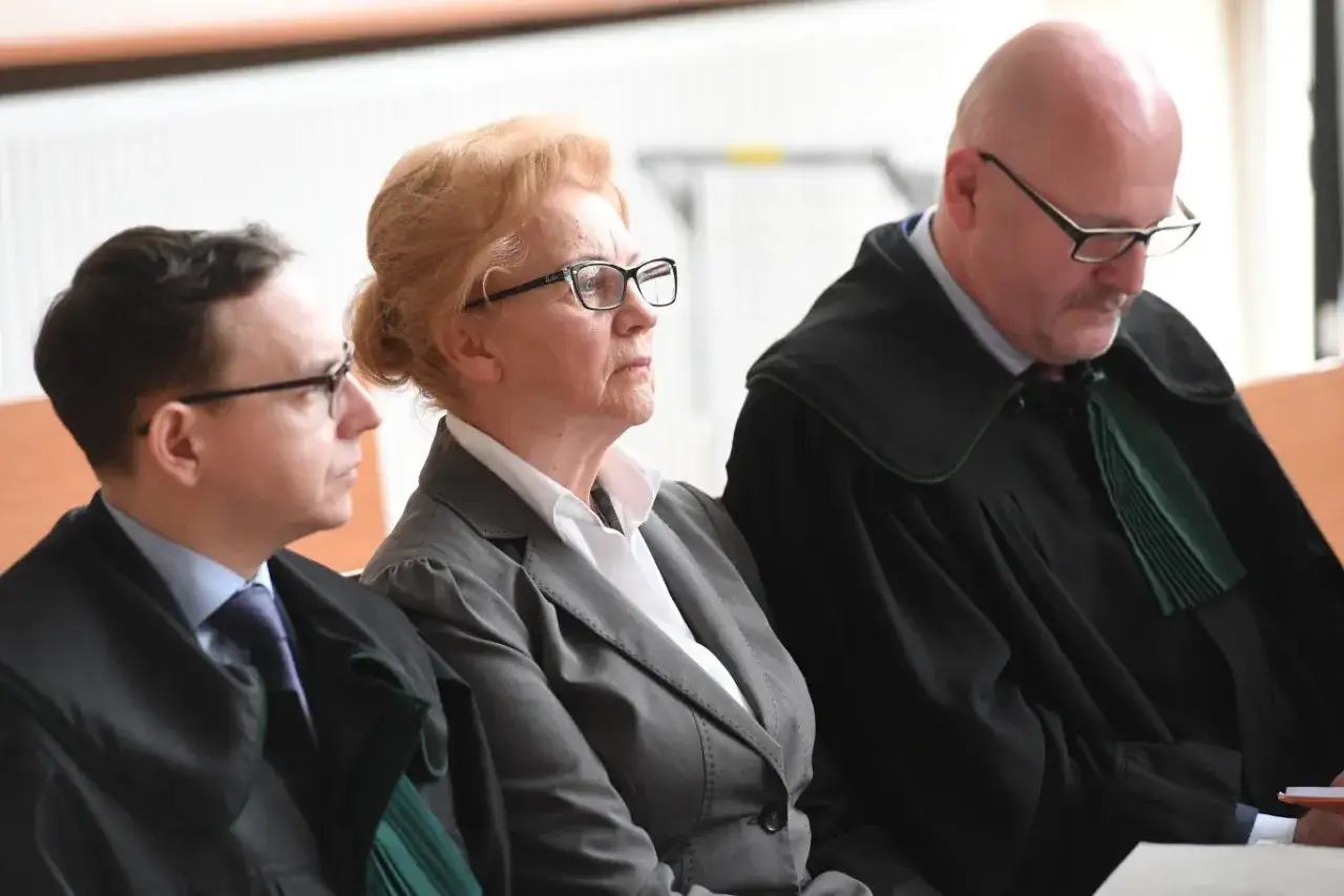 Trzy osoby w togach prawniczych. Kobieta w okularach, obok niej mężczyzna w okularach i łysy mężczyzna z brodą. Może to być fragment z życiorysu Jerzego Ziobry.