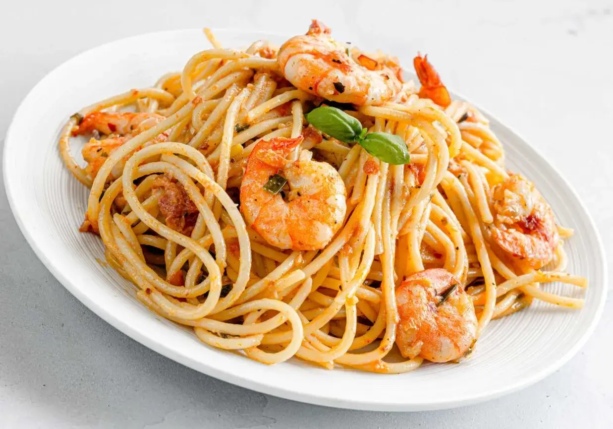 świeże składniki spaghetti krewetki makaron czosnek pietruszka