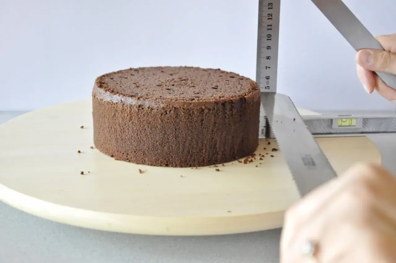 Przygotowanie narzędzi do krojenia tortu