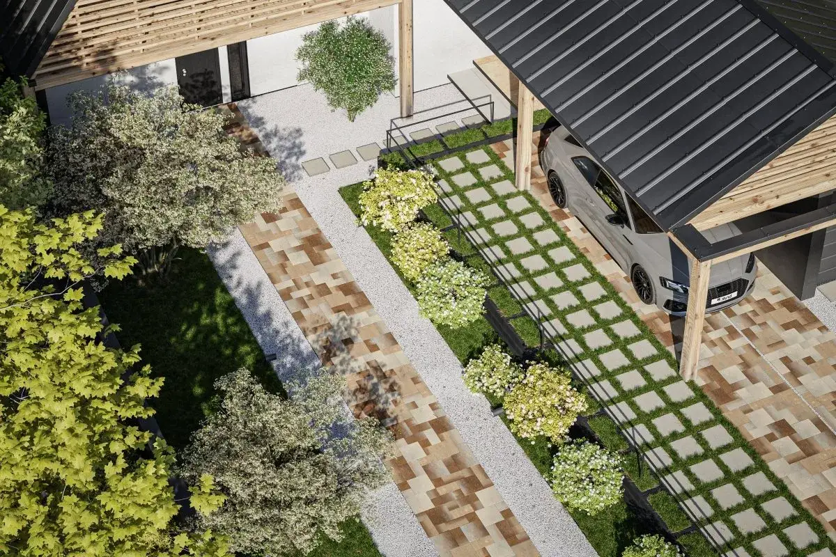 Nowoczesny podjazd bez ogrodzenia z kostki brukowej i trawy, z zadaszeniem dla samochodu i bujną zielenią.