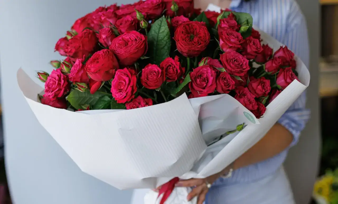 Buket czerwonych r&oacute;ż, symbolizujących miłość i namiętność. Co oznacza 8 r&oacute;ż? To wyznanie: 