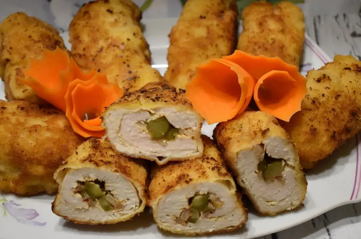Roladki z kurczaka z ogórkiem i cebulką, idealne do panierowania. Pyszne i proste w przygotowaniu.