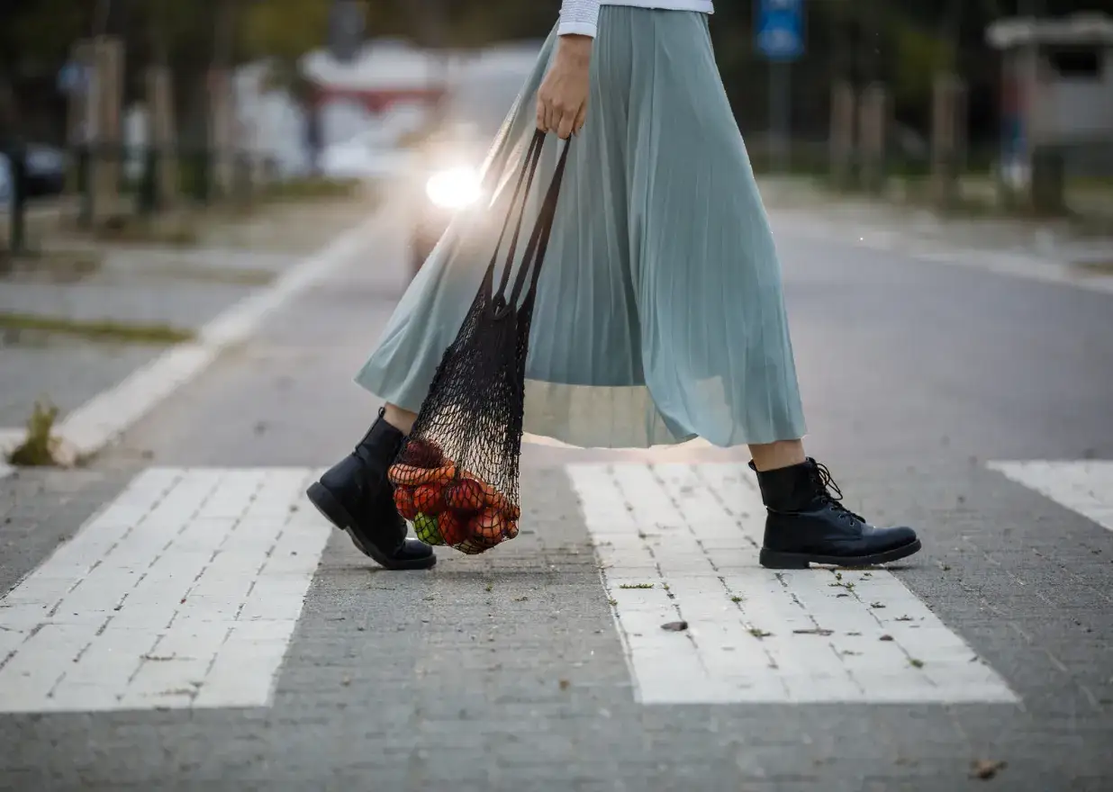 plisowana spódnica stylizacje casualowe buty