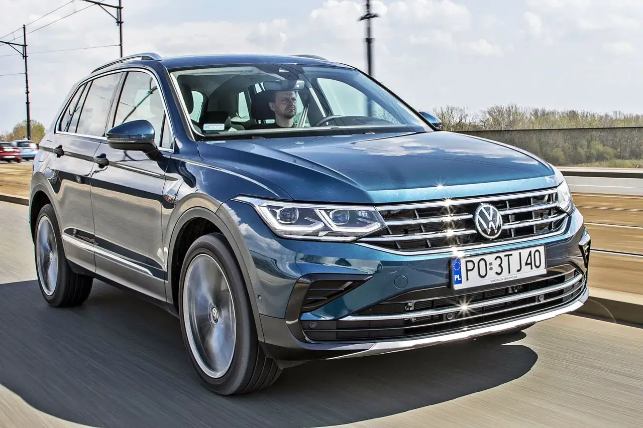 Niebieski VW Tiguan w ruchu. Kierowca zastanawia się, jaki silnik wybrać do swojego nowego SUV-a.