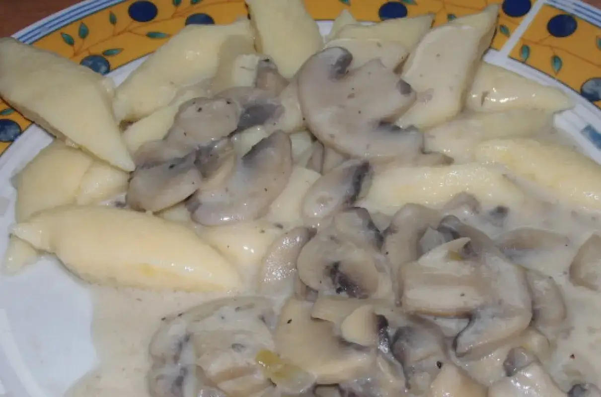Kluski śląskie z kremowym sosem pieczarkowym. Idealny spos&oacute;b, jak zrobić sos pieczarkowy, kt&oacute;ry zachwyci każdego.