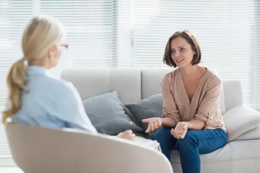 terapia psychologiczna, osoba rozmawiająca z terapeutą