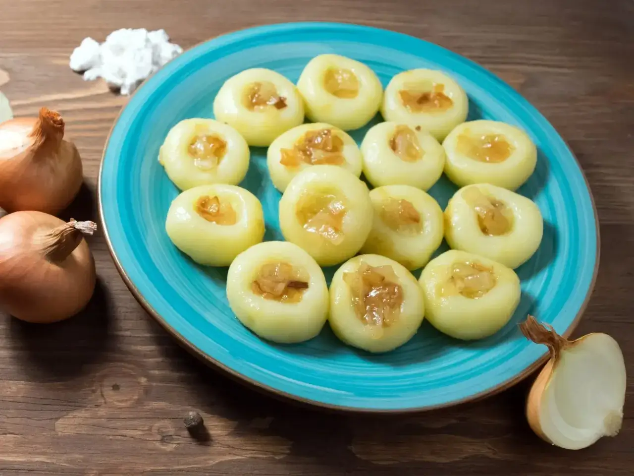 Idealne kluski śląskie na talerzu z sosem