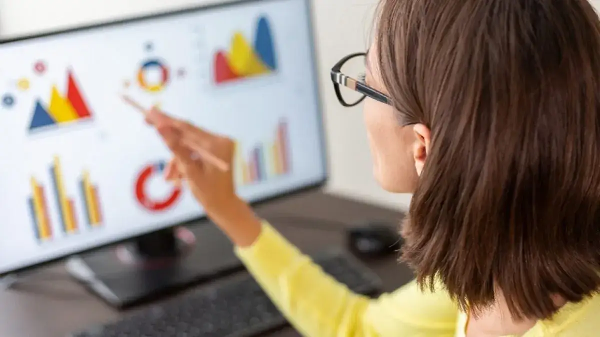 Analityk danych w biurze, specjalista PR, rekruter