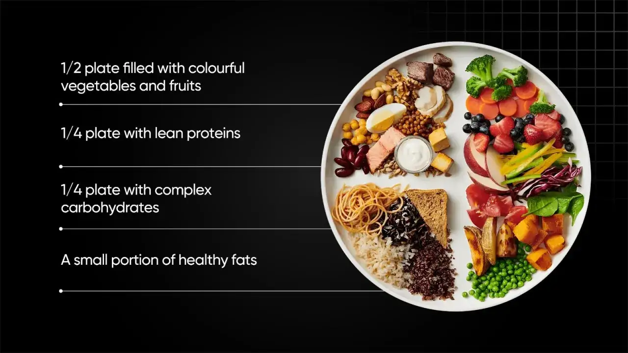 Na talerzu widać porcję złożonych węglowodanów: makaron, ryż, kaszę i pieczywo.