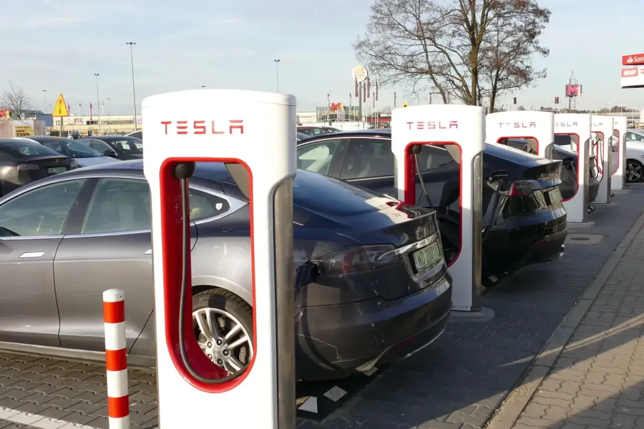 Rząd Tesli na Superchargerze. Zastanawiasz się, ile kosztuje ładowanie Tesli na Superchargerze?
