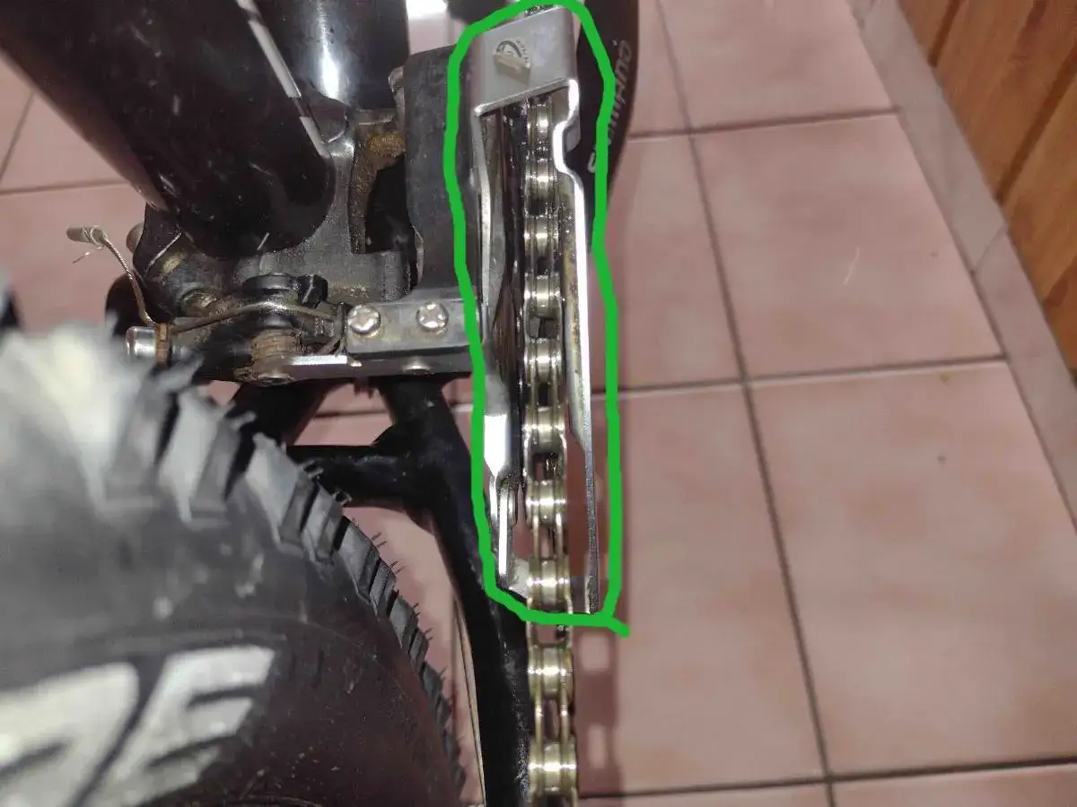 Przednia przerzutka nie wchodzi na 3. Widoczny problem z mechanizmem przerzutki rowerowej, łańcuch nie przeskakuje na największą zębatkę.