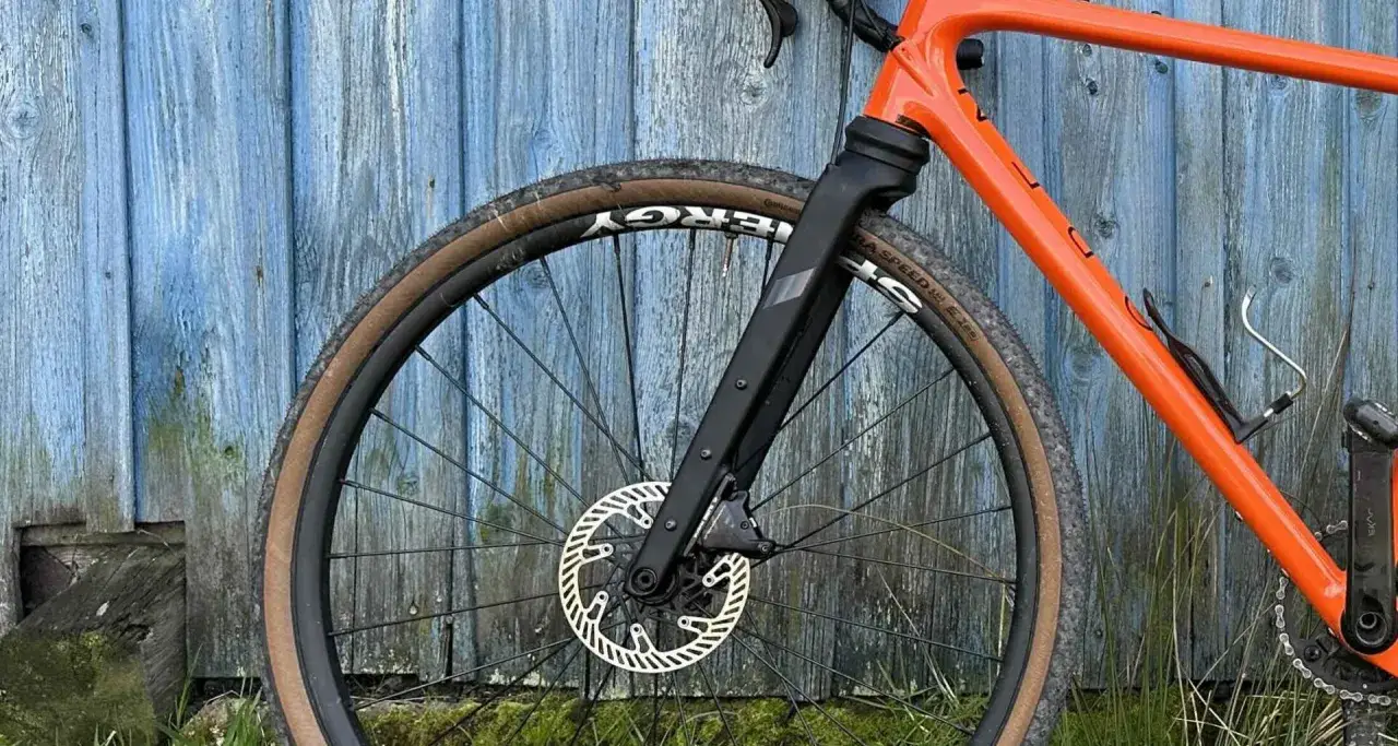 Pomarańczowy gravel z amortyzatorem, gotowy na każdą trasę.