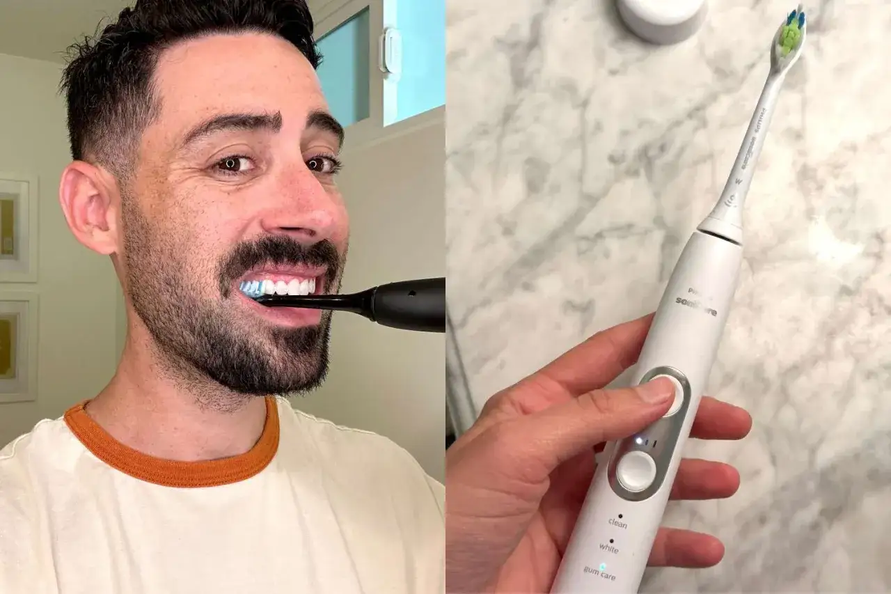 Mężczyzna myje zęby czarną szczoteczką, obok biała szczoteczka soniczna a elektryczna Philips Sonicare.