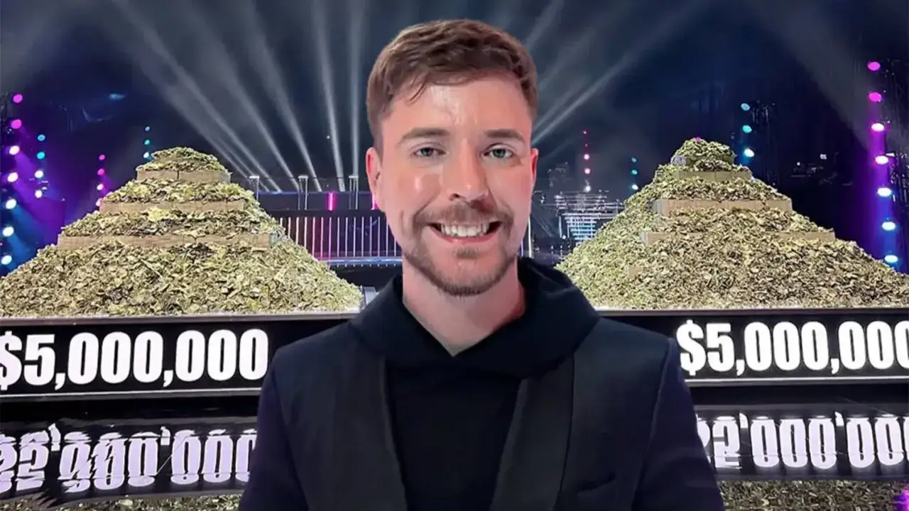 Uśmiechnięty MrBeast stoi przed piramidami pieniędzy. Pytanie 