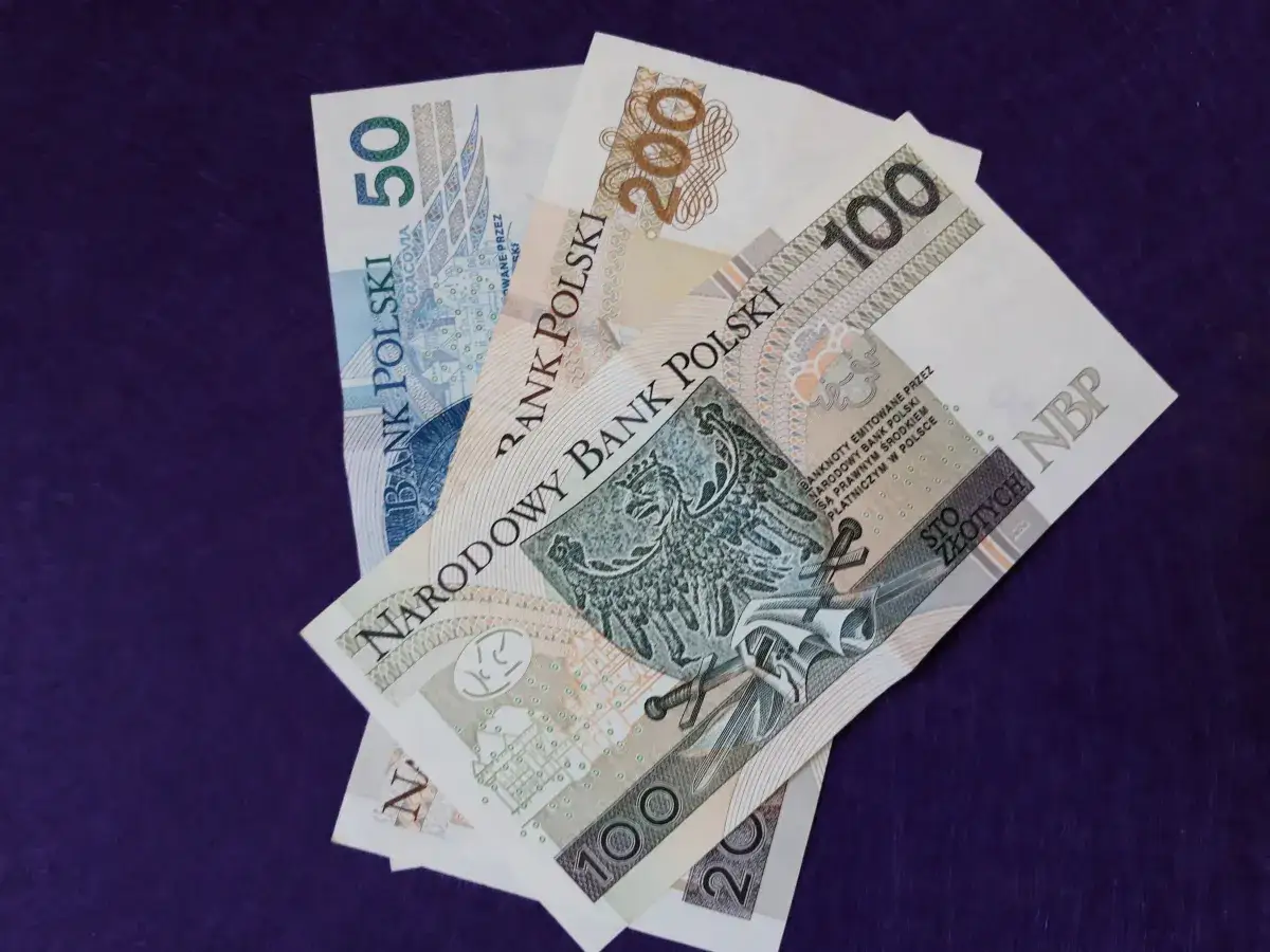 Polskie banknoty: 50, 100, 200 zł. Czy notariusz zgłasza darowiznę do urzędu skarbowego?