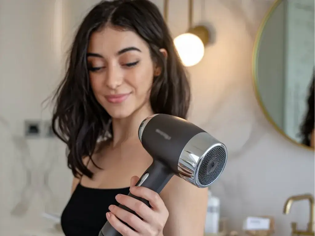 Zdjęcie Najlepsze suszarki wygładzające włosy – uniknij puszenia i zniszczeń