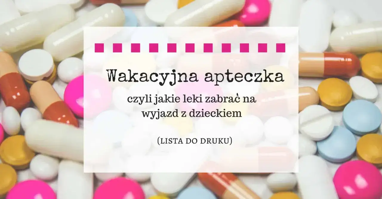 Wakacyjna apteczka z lekami na wyjazd z dzieckiem. Kolorowe tabletki i kapsułki w tle.