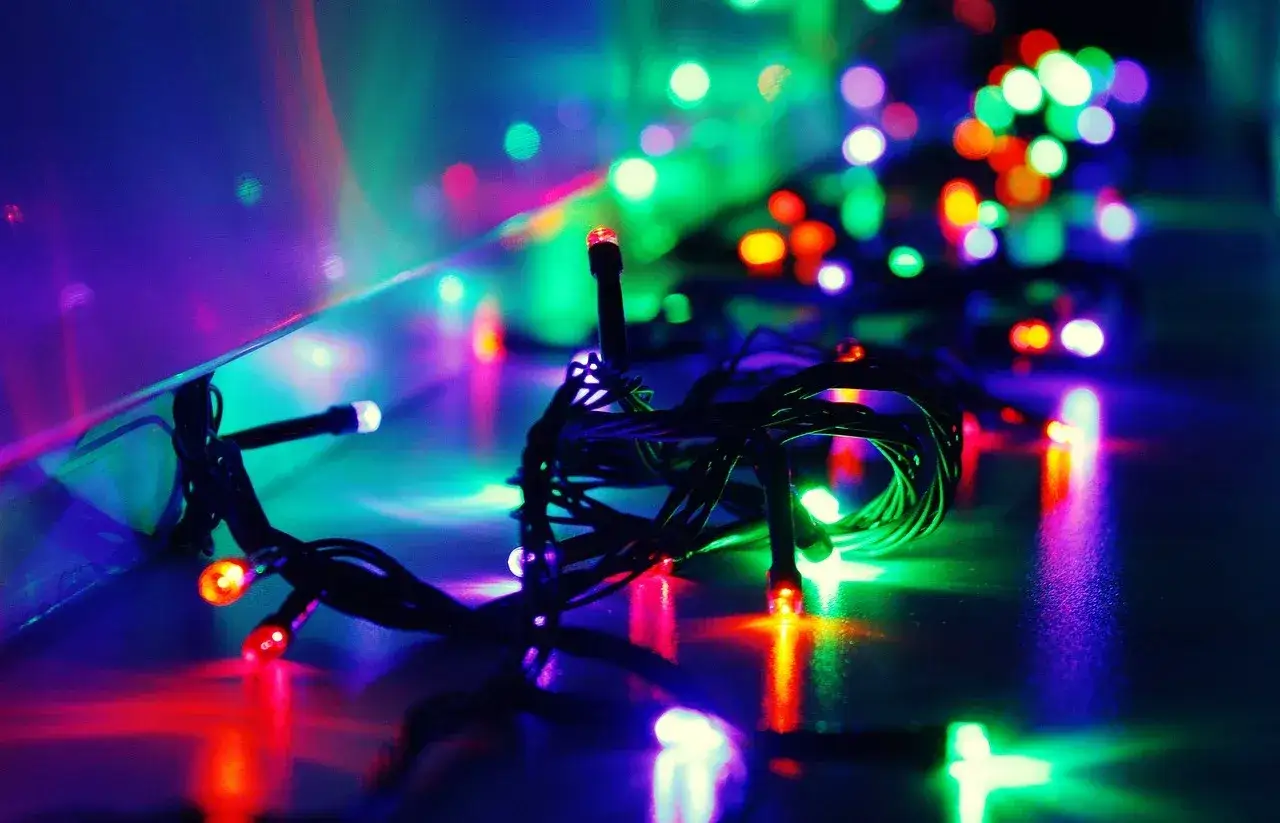 Kolorowe lampki choinkowe LED, tworzące magiczną atmosferę. Dowiedz się, ile prądu zużywają lampki choinkowe LED, by cieszyć się świętami bez obaw.
