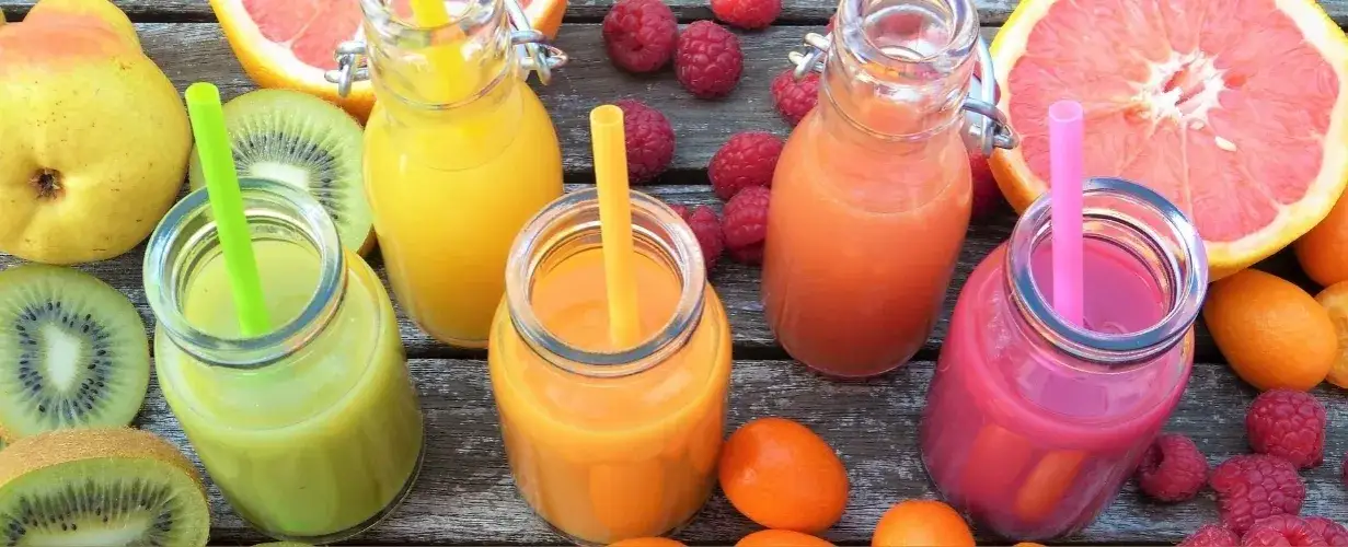 apetyczne koktajle oczyszczające w szklankach