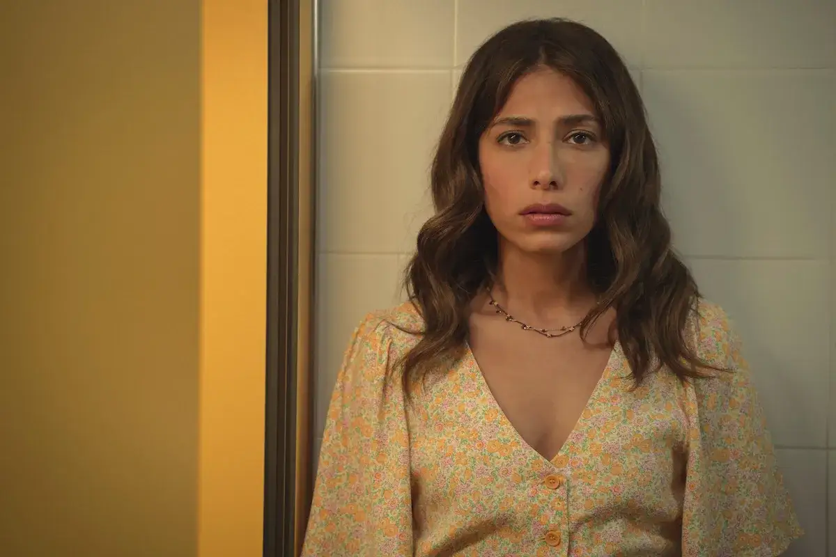 Kim jest Erin Carter? Młoda kobieta o brązowych włosach, w kwiecistej sukience, patrzy zamyślona.