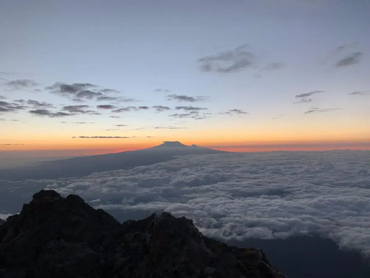 Widok z góry Meru na morze chmur o wschodzie słońca.