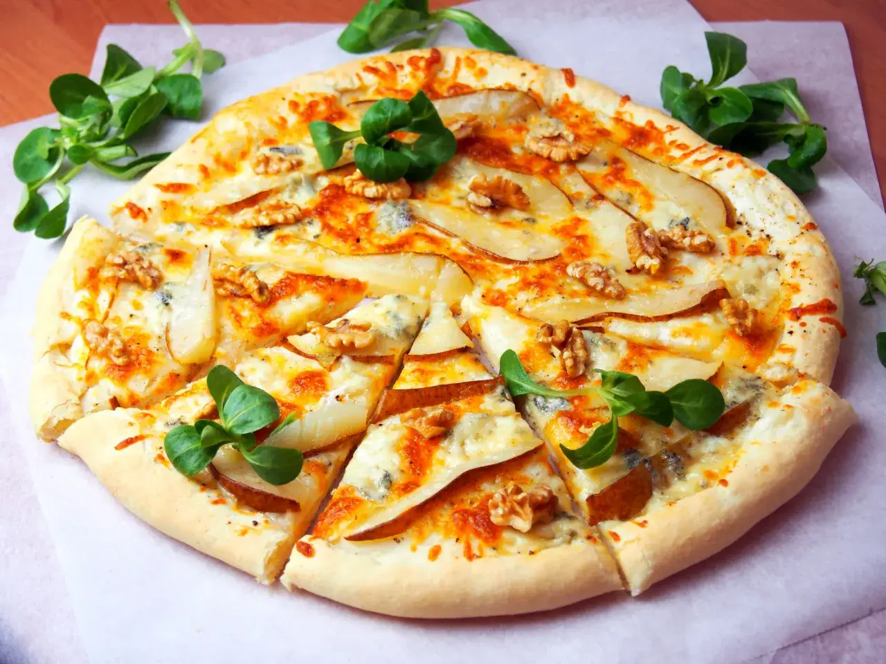 pizza wegetariańska z gruszką i gorgonzolą