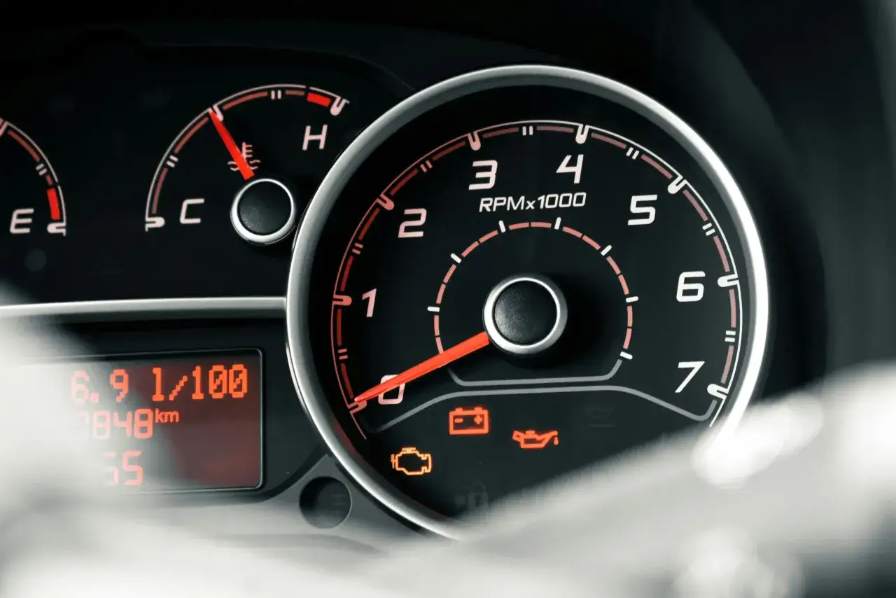 Kontrolka check engine zapala się i gaśnie, obok świeci się kontrolka oleju i akumulatora.